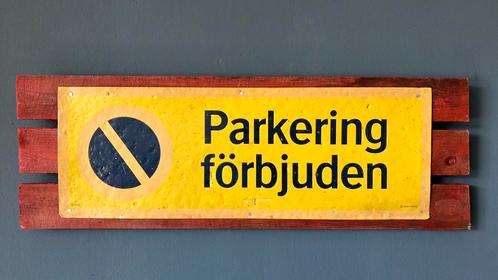 Zweeds verkeersbord verboden parkeren parkering förbjuden, Huis en Inrichting, Woonaccessoires | Tekstborden en Spreuken, Zo goed als nieuw