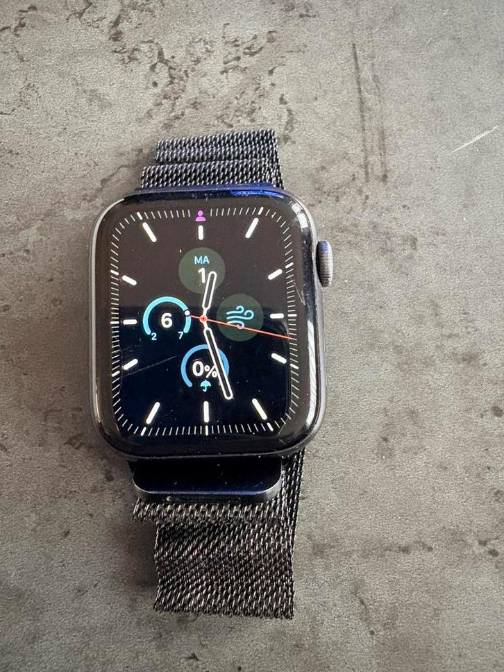 Mooie en goed werkende Apple watch Serie 5 44mm, Sieraden, Tassen en Uiterlijk, Smartwatches, Zo goed als nieuw, iOS, Zwart, Ophalen of Verzenden