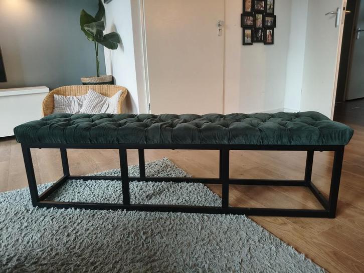 Groen bankje met zwart stalen frame, Huis en Inrichting, Banken | Voetenbanken en Poefen, Zo goed als nieuw, 125 cm of meer, Minder dan 50 cm