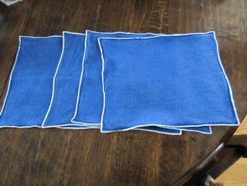 Vier mooie blauw linnen servetten - witte geborduurde boord beschikbaar voor biedingen