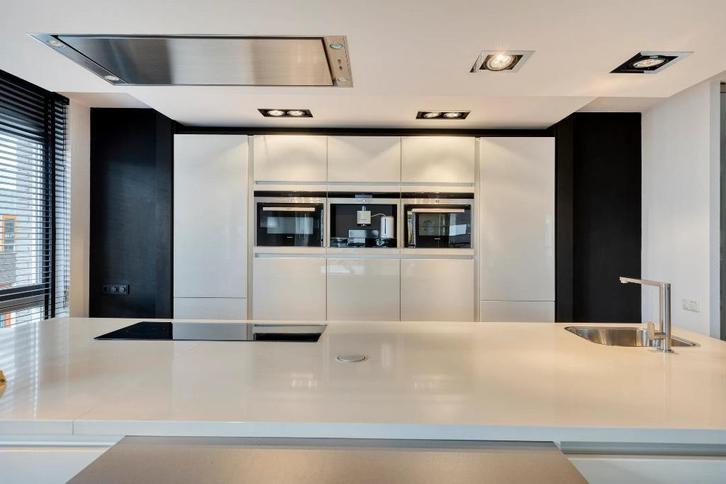 TWEEDEHANDSKEUKENSWINKEL BIEDT LUXE KEUKENS AAN!, Huis en Inrichting, Keuken | Complete keukens, Gebruikt, Hoekkeuken, Wit, Graniet of Steen