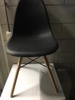 Te koop 2x zwarte KARWEI stoeltjes, Ophalen of Verzenden, Zo goed als nieuw, Zwart, Twee
