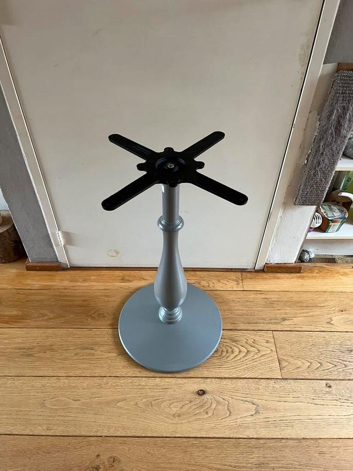 Mooie gietijzeren tafelpoot, merk Pedrali, trompetvoet, Huis en Inrichting, Tafelonderdelen, Zo goed als nieuw, Tafelpoot, 50 tot 100 cm