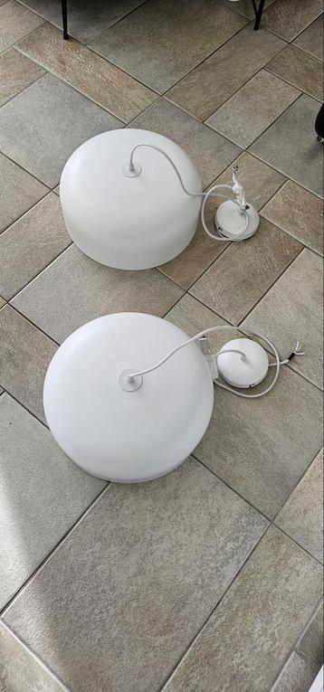 Mooie witte hanglampen (set van 2) beschikbaar voor biedingen