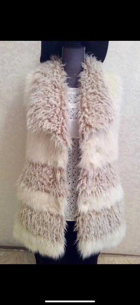 H&M een luxe Faux Fur gilet maat M/L als nieuw, Kleding | Dames, Bodywarmers, Zo goed als nieuw, Maat 38/40 (M), Beige, Ophalen of Verzenden