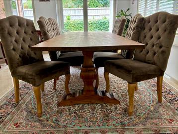 Te koop handgemaakte klootsertafel met stoelen beschikbaar voor biedingen