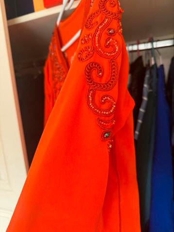Oranje kaftan beschikbaar voor biedingen