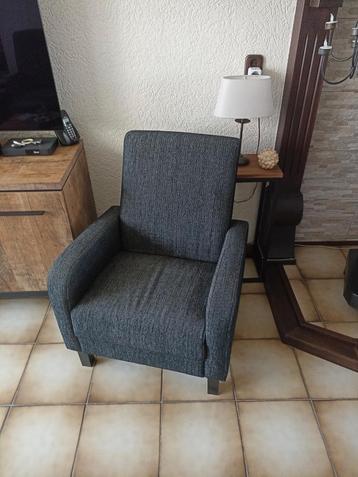 Twee stuks fauteuils en een voeten bankje.