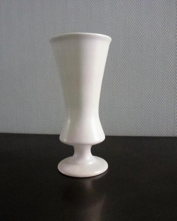 Gouda witte matte gave Vaas Flora Keramiek Gouda ‘80 gemerkt, Huis en Inrichting, Woonaccessoires | Vazen, Zo goed als nieuw, Wit