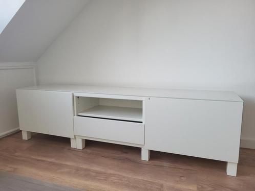 Witte Besta tv-meubel met glazen plaat, Huis en Inrichting, Kasten | Televisiemeubels, Gebruikt, Minder dan 100 cm, 150 tot 200 cm