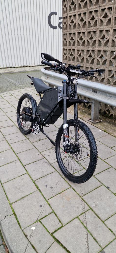 Ebike Stealth Bomber Surron, Fietsen en Brommers, Elektrische fietsen, Zo goed als nieuw, Overige merken, 50 km per accu of meer