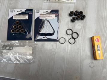 Diverse onderdelen, rolletjes, bougie, pakking Sym Scooter beschikbaar voor biedingen