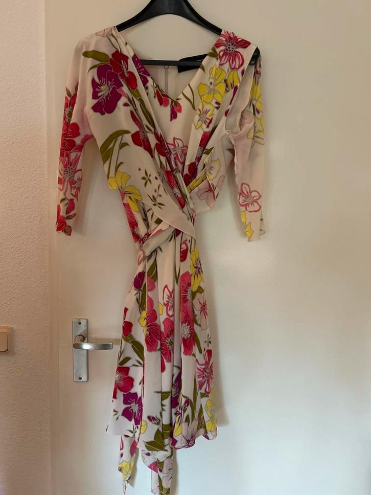 Bloemenjurk Addy van den Krommenacker - Maat M, Kleding | Dames, Jurken, Zo goed als nieuw, Maat 38/40 (M), Wit, Knielengte, Ophalen of Verzenden