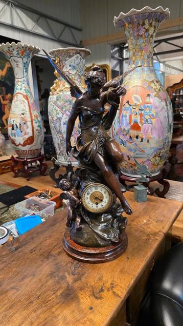 Grote pendule Engel met putty 67 cm beschikbaar voor biedingen