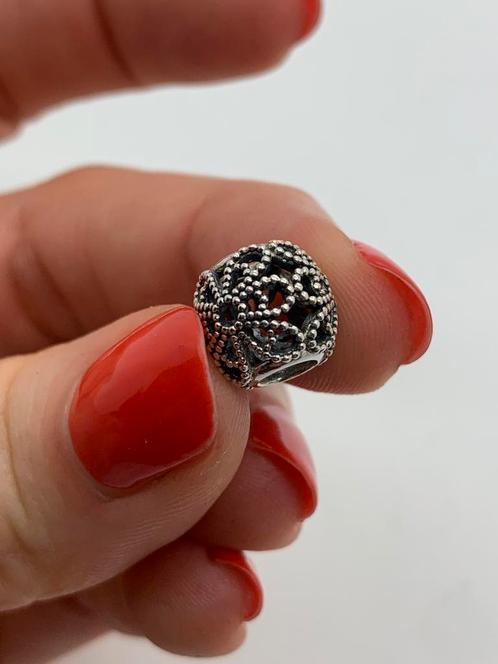 V681 Pandora zilveren bedel bloemmotief, Sieraden, Tassen en Uiterlijk, Bedels, Pandora, Zilver, 1 bedel, Ophalen of Verzenden