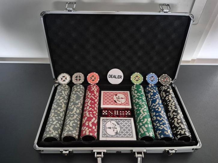 Pokerset 300 chips met waardeopdruk, Hobby en Vrije tijd, Gezelschapsspellen | Bordspellen, Zo goed als nieuw, Drie of vier spelers