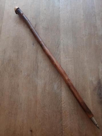 Wandelstok met knoest beschikbaar voor biedingen