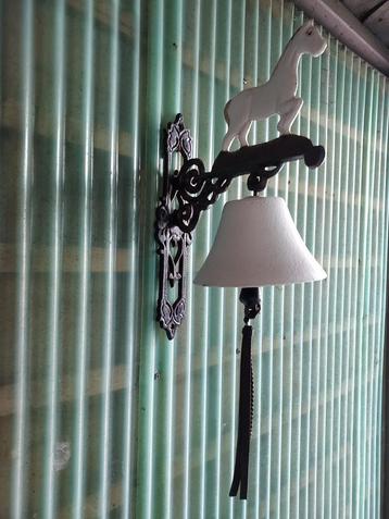 Decoratieve wandbel met paard brocant landelijk  beschikbaar voor biedingen