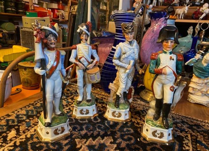Zeer bijzonder porseleinen militaire figuren, Antiek en Kunst, Antiek | Porselein, Ophalen of Verzenden