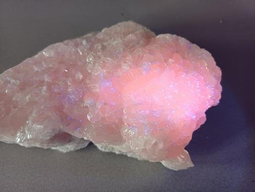 D42-03 Mangano Calciet UV Krushev Dol mijn Madan Bulgarije, Verzamelen, Mineralen en Fossielen, Mineraal, Ophalen of Verzenden