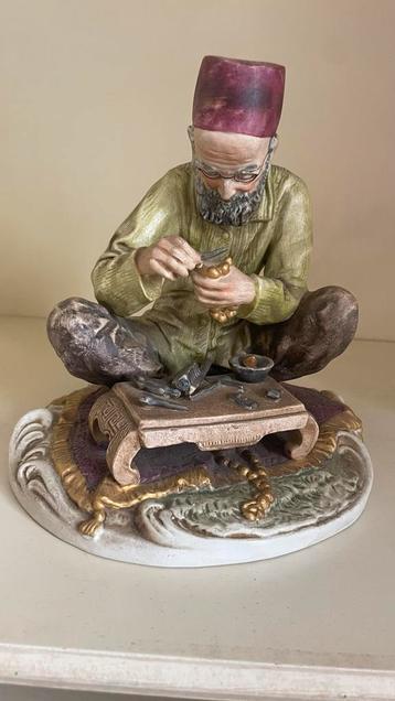 Oosters beeldje: Sieradenmaker beschikbaar voor biedingen