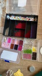 Drie doosjes kralen en een touwtje, Hobby en Vrije tijd, Kralen en Sieraden maken, Ophalen of Verzenden, Zo goed als nieuw, Kraal