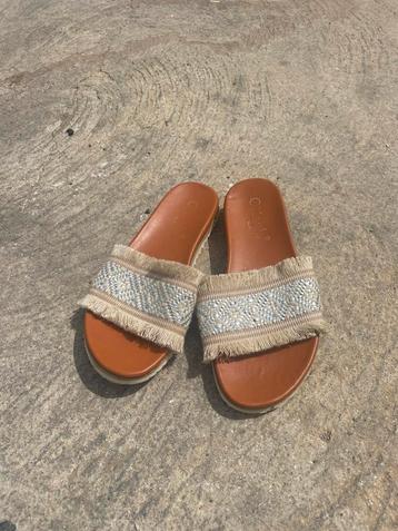 Leuke slippers maat 37 beschikbaar voor biedingen