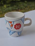 Douwe Egberts Burendag witte koffiemokjes met vlaggetjes, Huis en Inrichting, Keramiek, Ophalen of Verzenden, Zo goed als nieuw