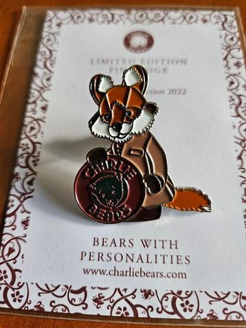 Charlie bears pin pinbadge vos Trail Signature collectie  beschikbaar voor biedingen
