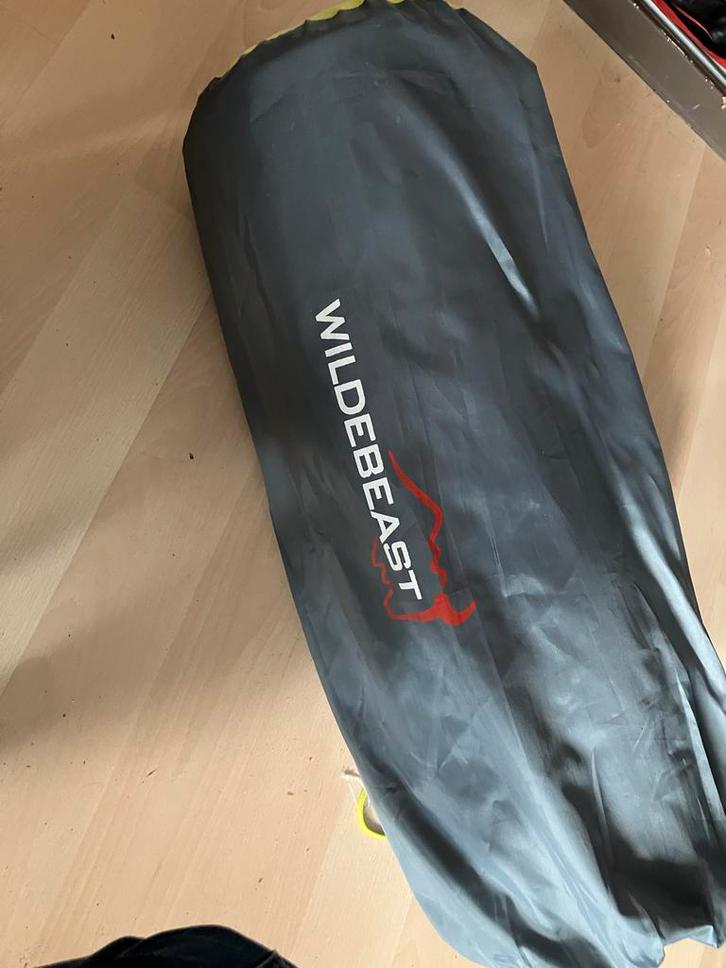 Wildebeast Zelfopblaasbaar Matras - 1 Persoon, Caravans en Kamperen, Luchtbedden, Zo goed als nieuw, 1-persoons, Ingebouwde pomp