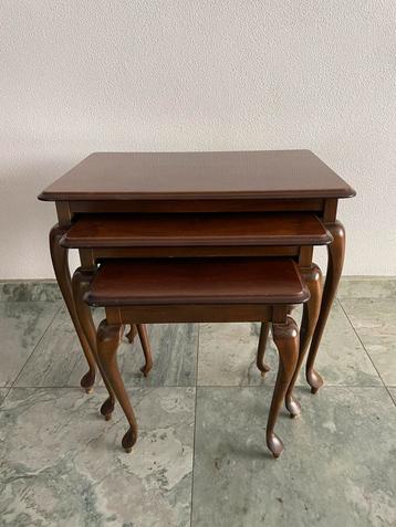 Set van 3 bijzettafeltjes jaren ‘50 beschikbaar voor biedingen