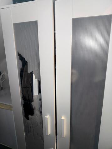 Gratis kast ikea (let op beschadigingen).