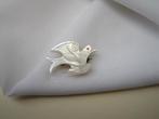 Broche antiek gekerfd vredesduif met rood oogje, Verzenden, Overige materialen, Broche