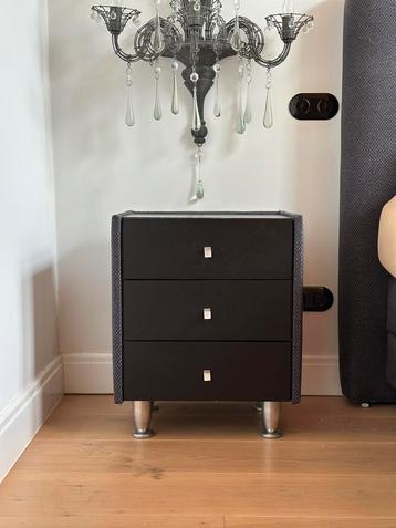 2x Nachtkastje met 3 lades – (€80 per stuk) beschikbaar voor biedingen