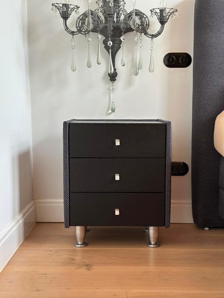 2x Nachtkastje met 3 lades – (€80 per stuk), Huis en Inrichting, Slaapkamer | Nachtkastjes, Zo goed als nieuw, Hout, Ophalen of Verzenden