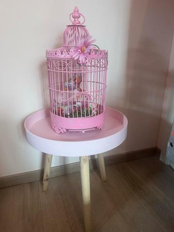 Roze bijzettafel met vogelkooi decoratie beschikbaar voor biedingen