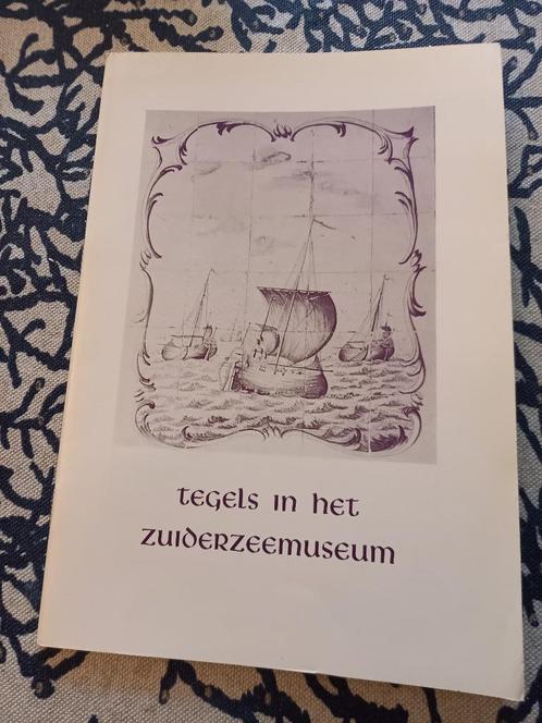 brochure Scheurleer TEGELS in het ZUIDERZEEMUSEUM Enkhuizen, Boeken, Geschiedenis | Vaderland, Gelezen, 20e eeuw of later, Verzenden