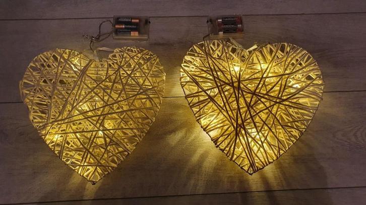 Twee hartvormige muurlampjes, Huis en Inrichting, Lampen | Wandlampen, Nieuw, Hout, Overige materialen, Ophalen of Verzenden