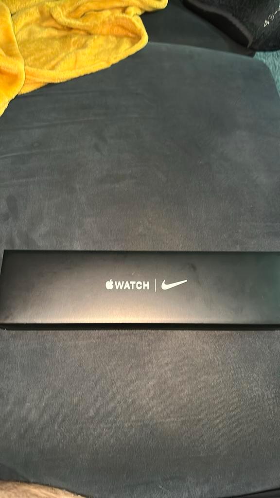 Apple Watch Nike Series 7 45mm Star Alu Pi/Bk Sport band GPS, Sieraden, Tassen en Uiterlijk, Smartwatches, Zo goed als nieuw, iOS
