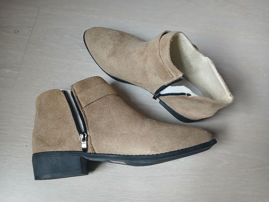 Enkellaarsjes beige mt43 suède look (NIEUW), Beige, Lage of Enkellaarzen, Nieuw, Ophalen of Verzenden