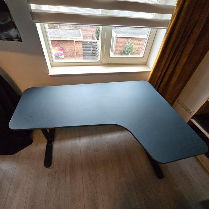 Ikea Bekant Hoekbureau - zwart/blauw, Huis en Inrichting, Bureaus, Zo goed als nieuw, Bureau, In hoogte verstelbaar, Ophalen