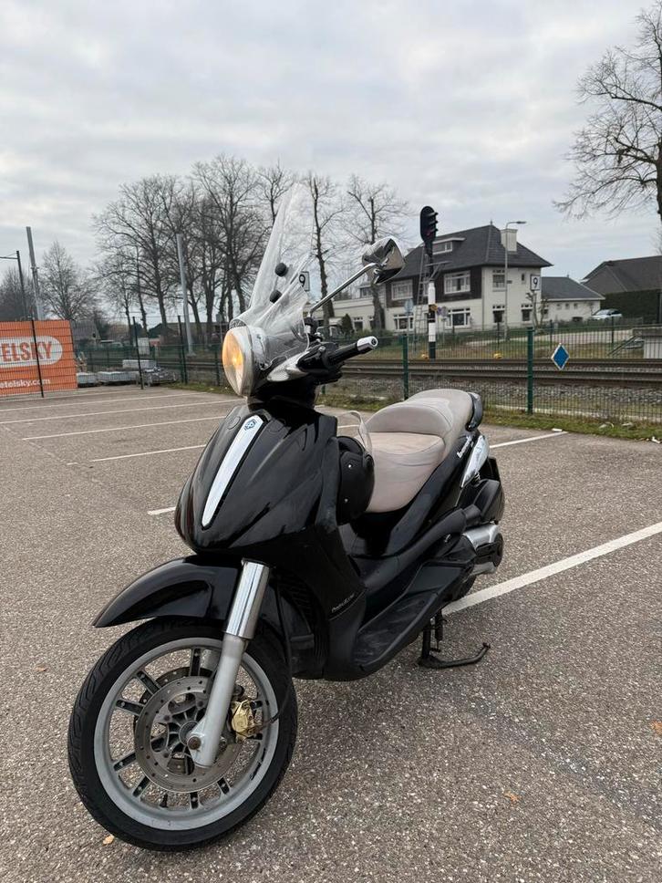 Piaggio Beverly 500 met Akrapovic uitlaat en alarm, Fietsen en Brommers, Scooters | Piaggio, Gebruikt, Overige modellen, Benzine