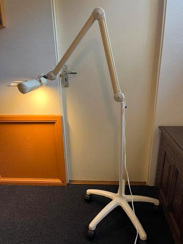Luxo Magnifique loeplamp in prima staat met 6 diopter lens beschikbaar voor biedingen