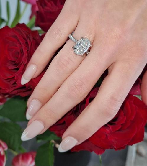 pave platinum diamond engagement ring with oval moissanite, Sieraden, Tassen en Uiterlijk, Ringen, Nieuw, Ophalen of Verzenden