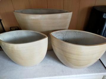 Bloempotten set: 1grote & 2 kleine kleur beige beschikbaar voor biedingen