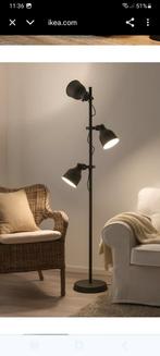HEKTAR
Ikea Staande lamp met 3 spots, donkergrijs, Huis en Inrichting, Lampen | Vloerlampen, Ophalen, Zo goed als nieuw, Metaal