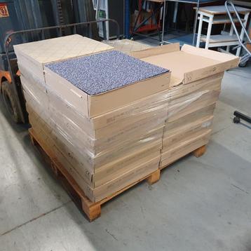prachtige partij NIEUWE  projectkwaliteit tapijttegels blauw beschikbaar voor biedingen