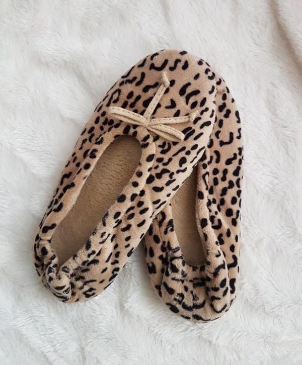 Ballerina sloffen met panterprint maat 37, Kleding | Dames, Schoenen, Zo goed als nieuw, Pantoffels of Sloffen, Beige, Verzenden