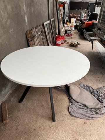 Ronde vergadertafel