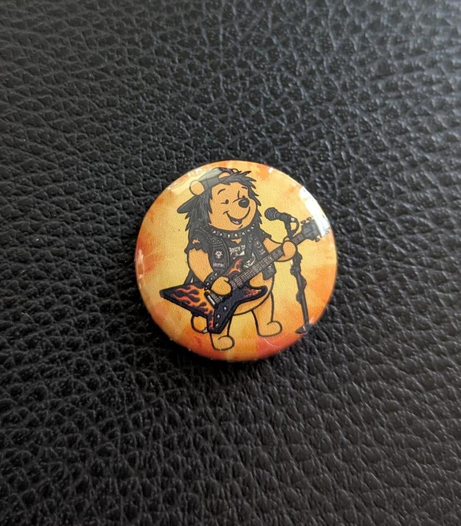Winnie the Pooh Rocker - 25 mm Button/Speld/Pin - Geel/Zwart, Ophalen of Verzenden, Winnie de Poeh of vrienden, Nieuw, Overige typen